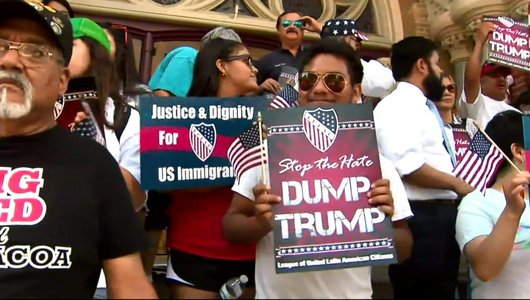 20150915_Donald_Trump_protesters.jpg