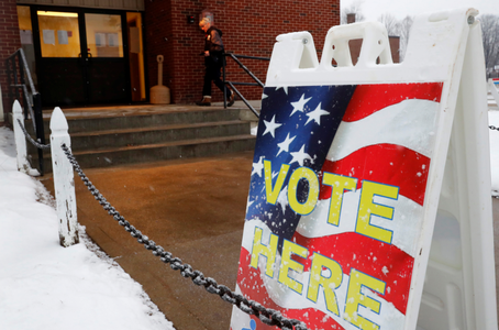 Reuters_2020_02_11T131232Z_950841427_RC2DYE9G385S_Vote_poling_new.PNG