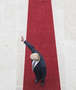 trumpredcarpet.jpg